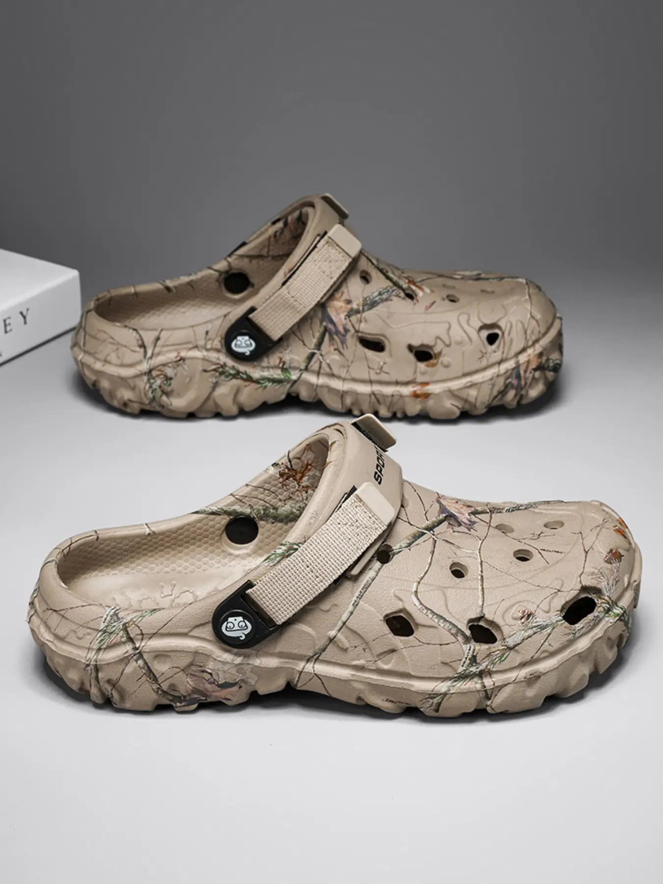 Unisex Summer Graffiti Print Clogs, Thick-Soled Backless Clogs, Breathable Slip-On Beach Shoes for Outdoor Wear