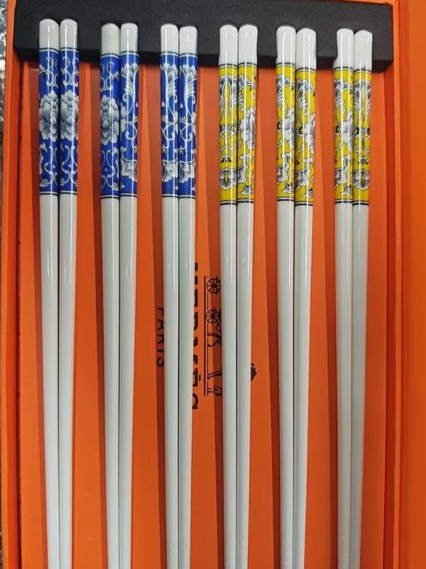 [Chinese Porcelain Charm] New Chinese Style Ceramic Chopsticks Gift Set, High-Temperature Underglaze Color Interlocking Lotus Pattern, Anti-Slip & Mildew Resistant Tableware, 6 Pairs Luxury Retro Chinese Gift, Ideal for Asian Cuisine/Holiday Gifts
