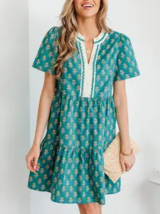 Green Contrast Trim V Neck Short Sleeve Floral Dress, Lightweight Fabric Creates Easy Movement and All-Day Comfort.