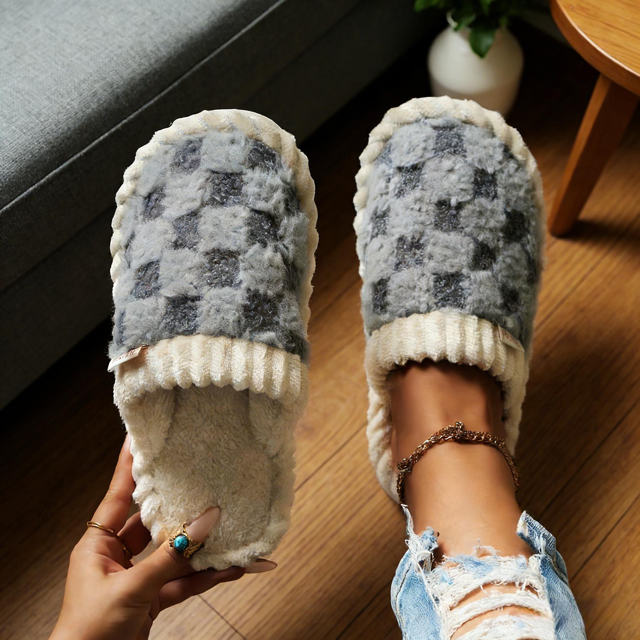 Checkered Plush Slippers for Men & Women – Warm Fuzzy Memory Foam Indoor/Outdoor House Shoes, Non-Slip Cozy Winter Bedroom Slippers
