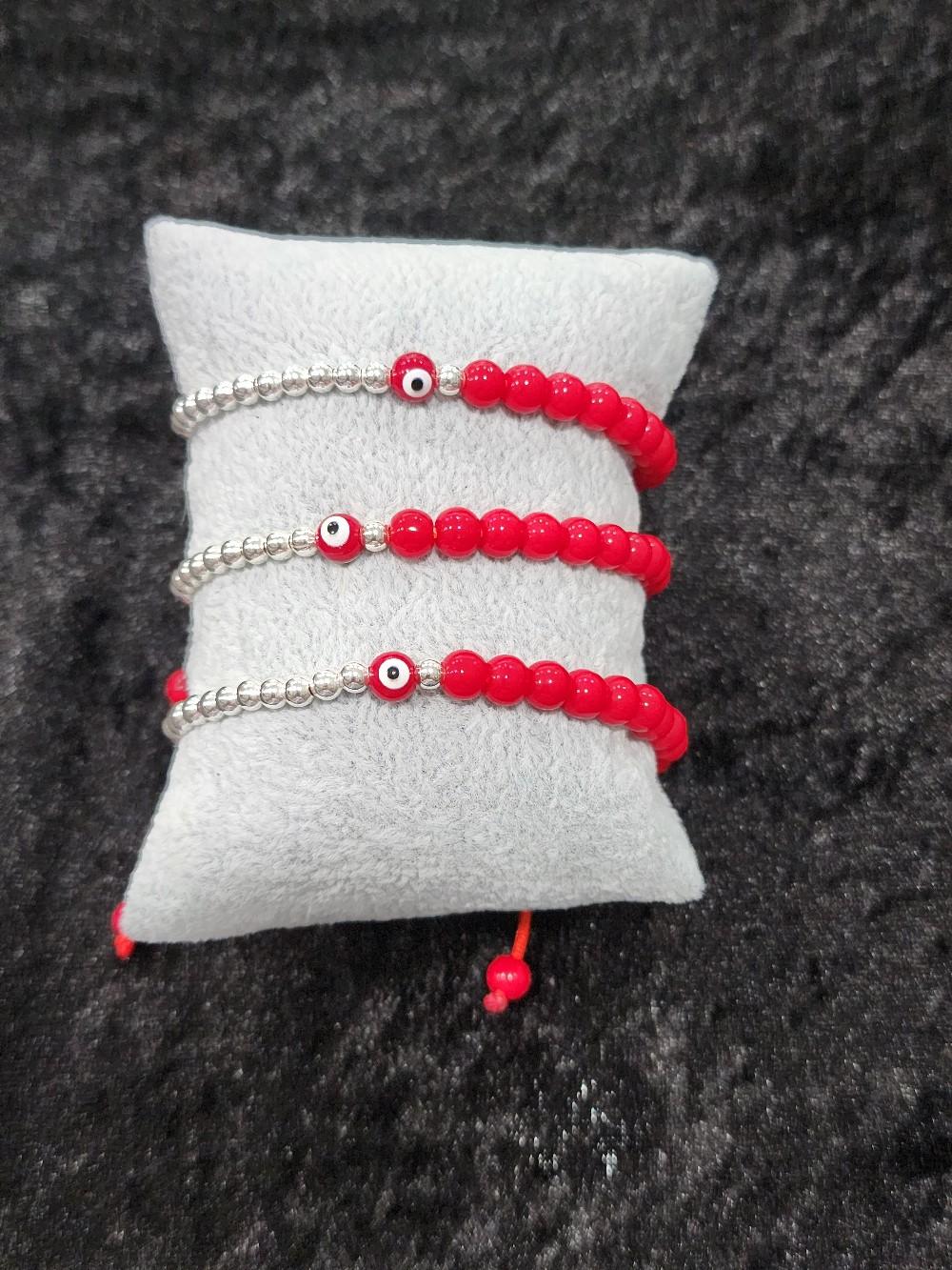 Pulsera ojo rojo y negro.Red and black eye bracelet.