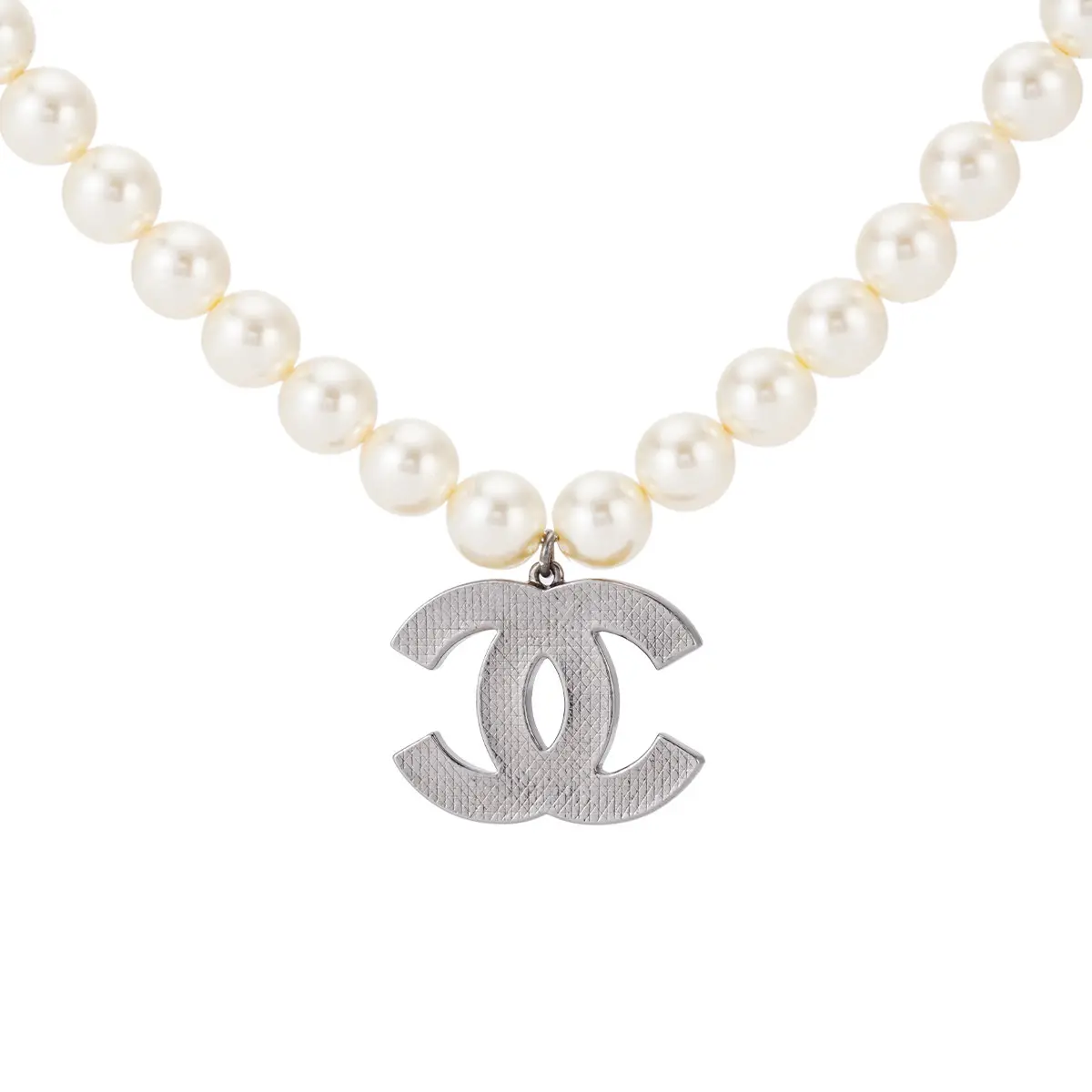 Pre-owned Chanel Faux Pearl Necklace with Textured Silver Tone CC Pendant JLP010672
