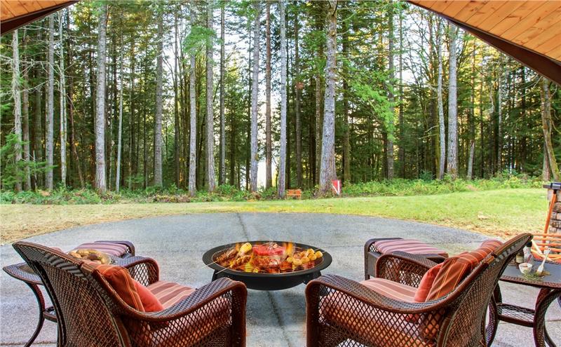 Yaheetech Fire Pit Foldable Iron Fire Pit Wood Burning Firepit Portable Outdoor for Bonfire Camping BBQ w/Mesh Lid Wood Grate Cooking Grill Fire Poker Carrying Bag