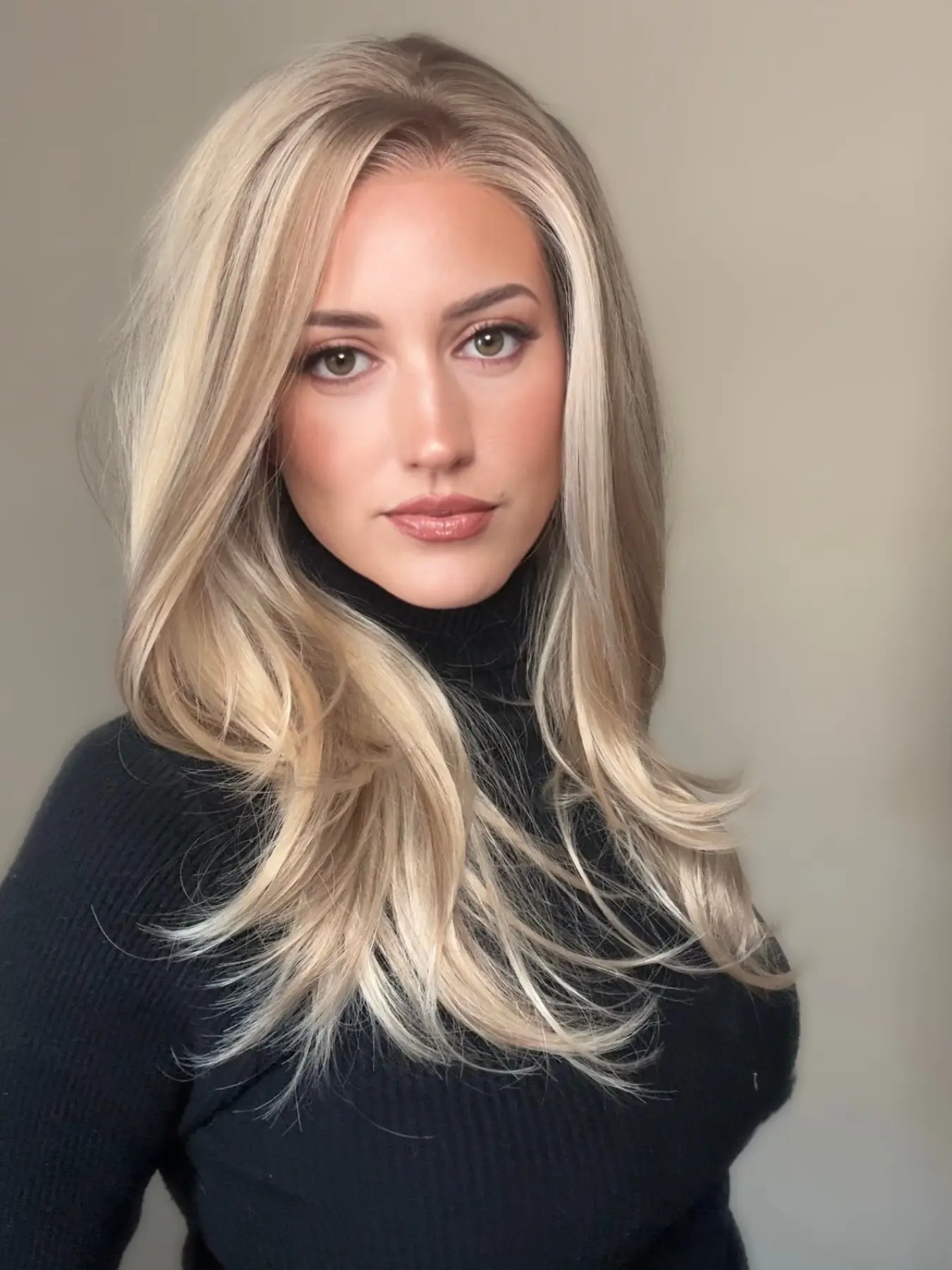 MACA BAKA Hana Layered Highlight Warm Blonde Lace Front Wig Pre Plucked Glueless Low Density 16 Inches Long Natural Wavy Mixed Ombre Blonde HD Synthetic Lace Front Wigs for Women with Scandinavian Hairline