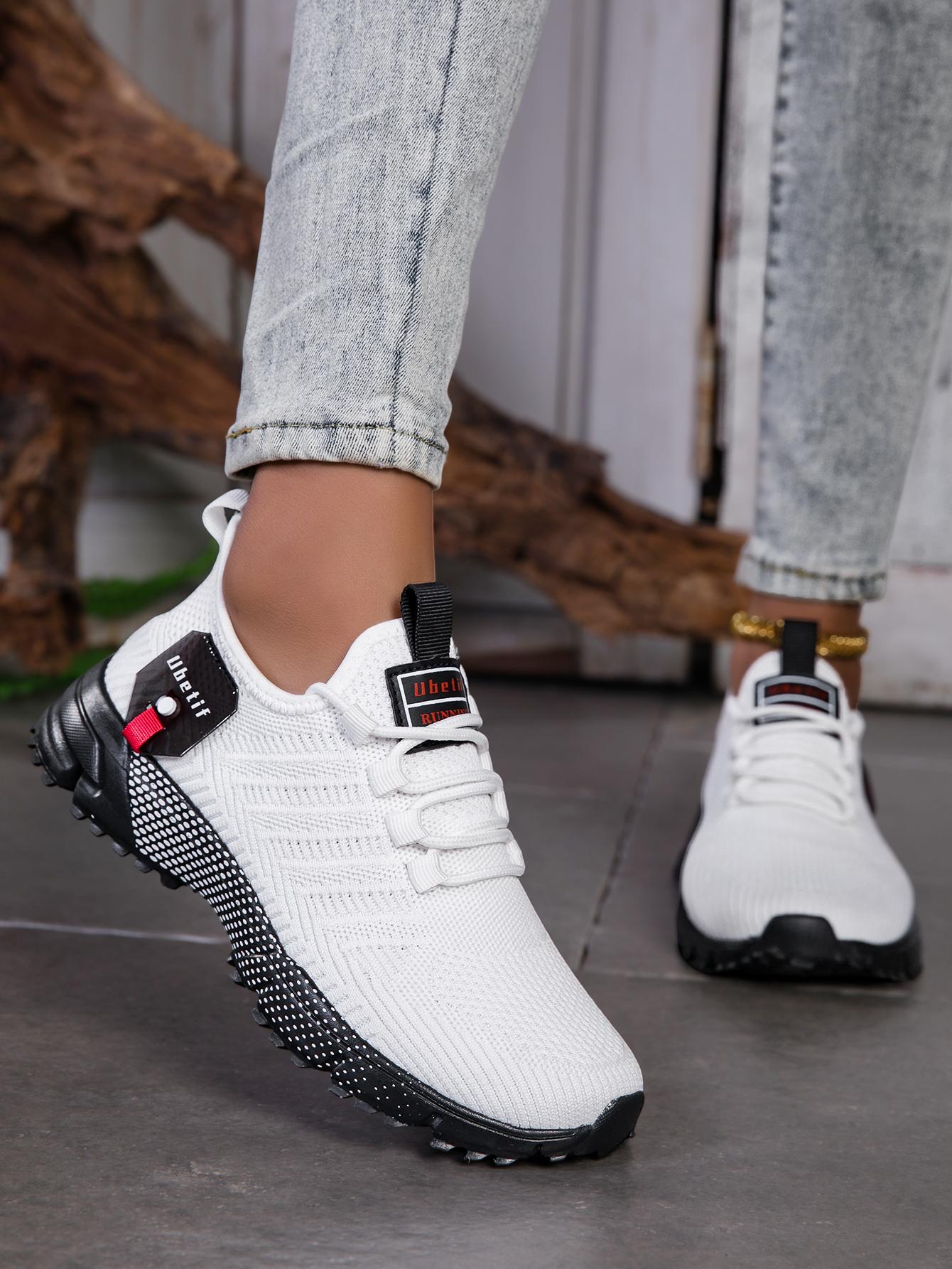 Women's fashionable and breathable knitted athletic shoes, 2026 new spring/autumn casual lightweight soft-soled walking shoes, comfortable low-top outdoor running shoes.