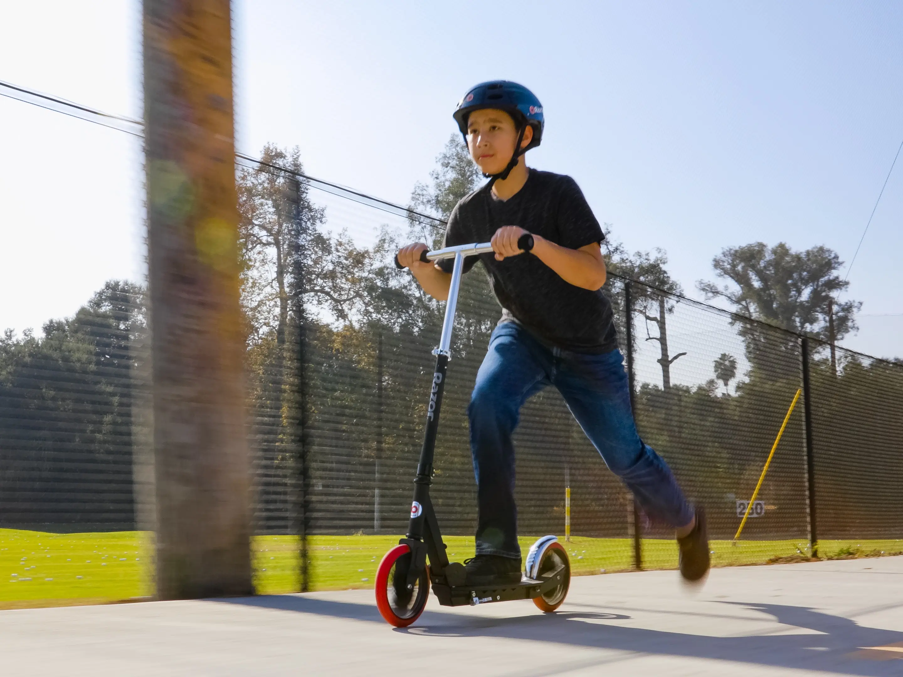 Carbon Lux Kick Scooter by Razor, Smooth Rolling Large Wheels, Adjustable Handlebars, Foot Brake and Kickstand, Great for Tweens, Teens and Adults