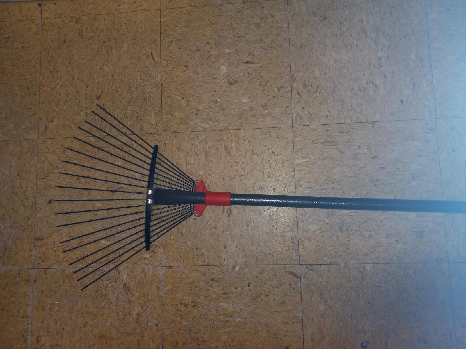 Rake for Leaves, Adjustable 18 Metal Tines with Expandable Head Garden Rakes for Lawns Heavy Duty Metal Rake for Leaves Yard Gardening Grass Outdoor Debris