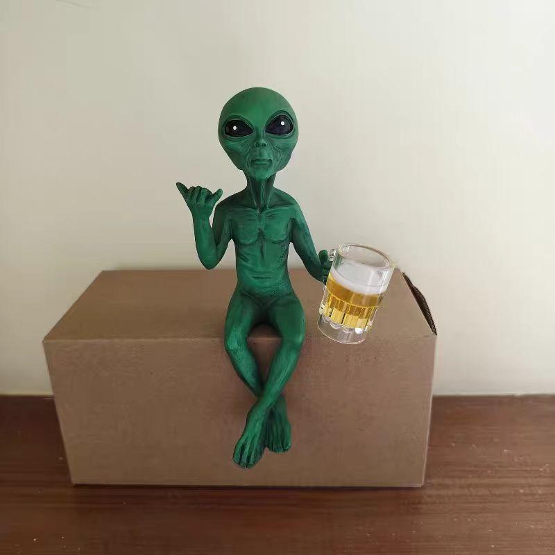 Alien Design Beer-Drinking Statue, 1 Box Fun & Humorous Outer Space Decor, Alien Figurine with Beer Mug, Ideal Gift for Sci-Fi Fans, Ornaments
