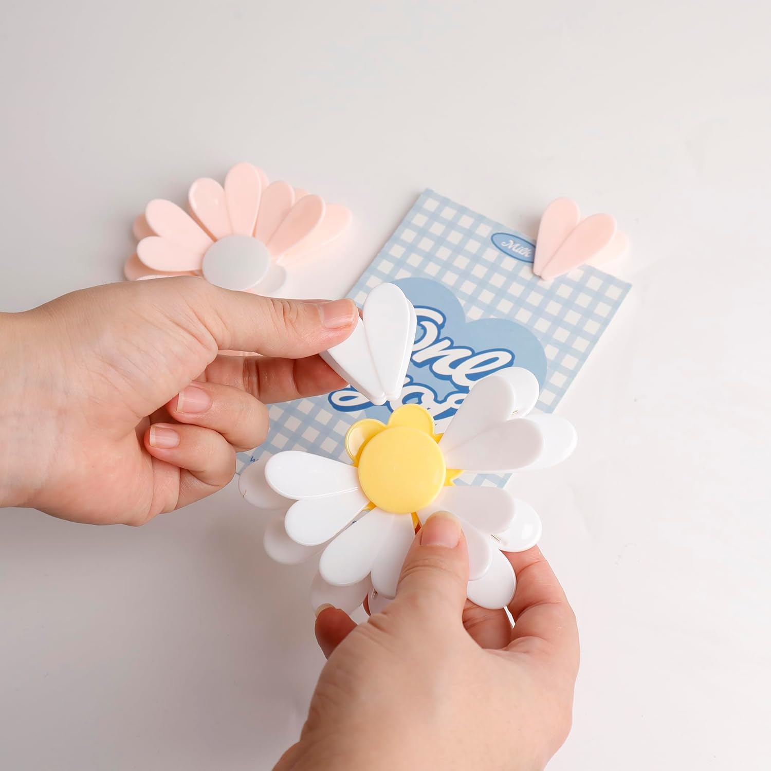 1 Count Magnetic Chip Clips for Refrigerator, 2-in-1 Food Bag Clips & Fridge Magnets,Daisy Shaped Decorative Refrigerator Magnets Clip for Kitchen Food Storage and Fridge Decor