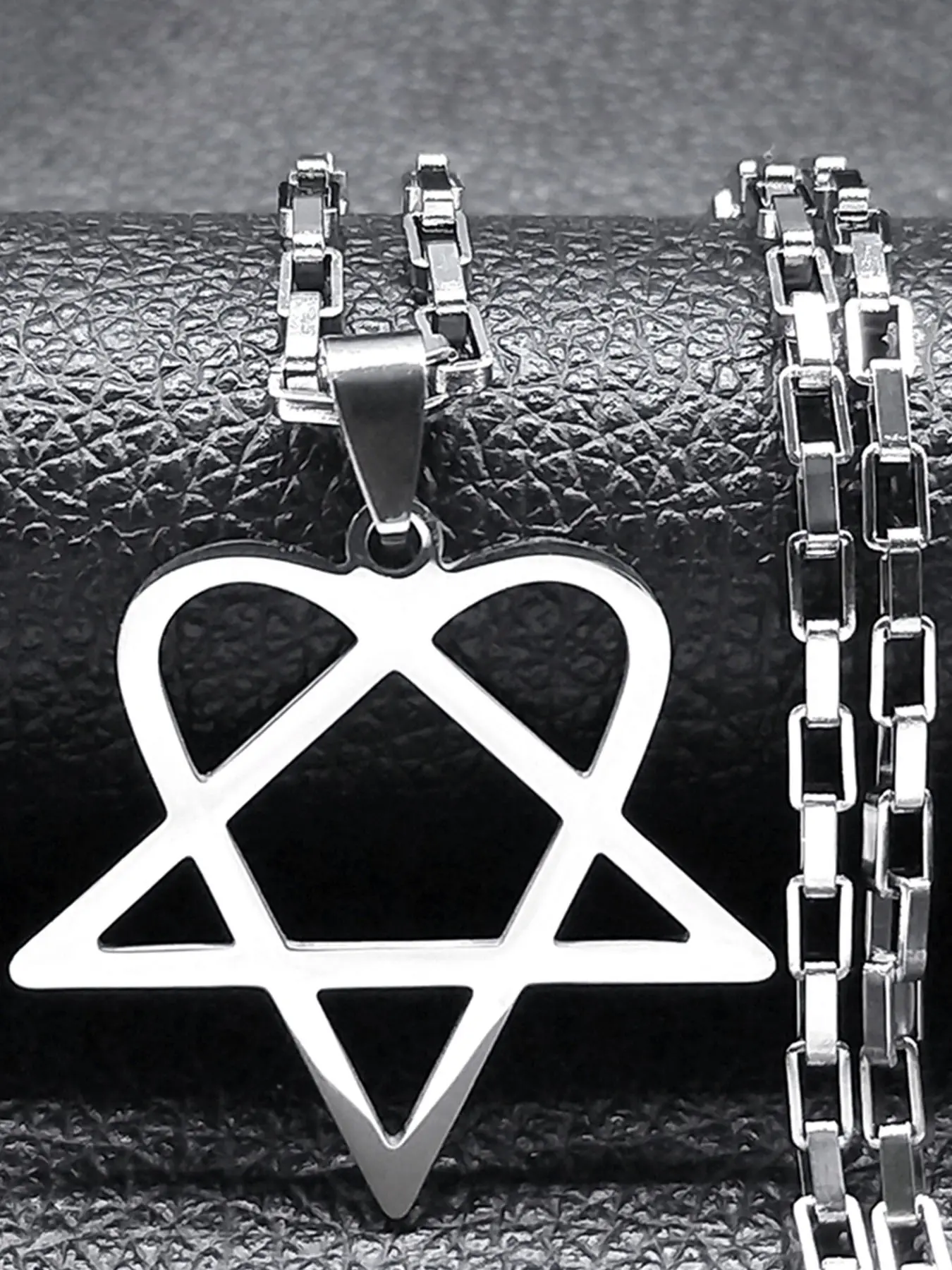 Hip Hop Rock Music Heartagram Star Heart Necklace, Shining Statement Necklace, Stainless Steel Y2K Metal Band, Goth Punk Chunky Chain Heart Pendant Necklace for Women Men