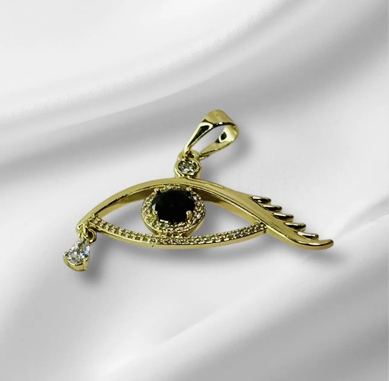 Dije muy hermoso y elegante  de ojo poderoso con onix  es de oro laminoado