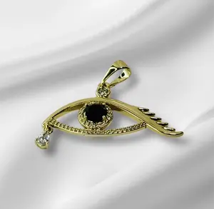Dije muy hermoso y elegante  de ojo poderoso con onix  es de oro laminoado