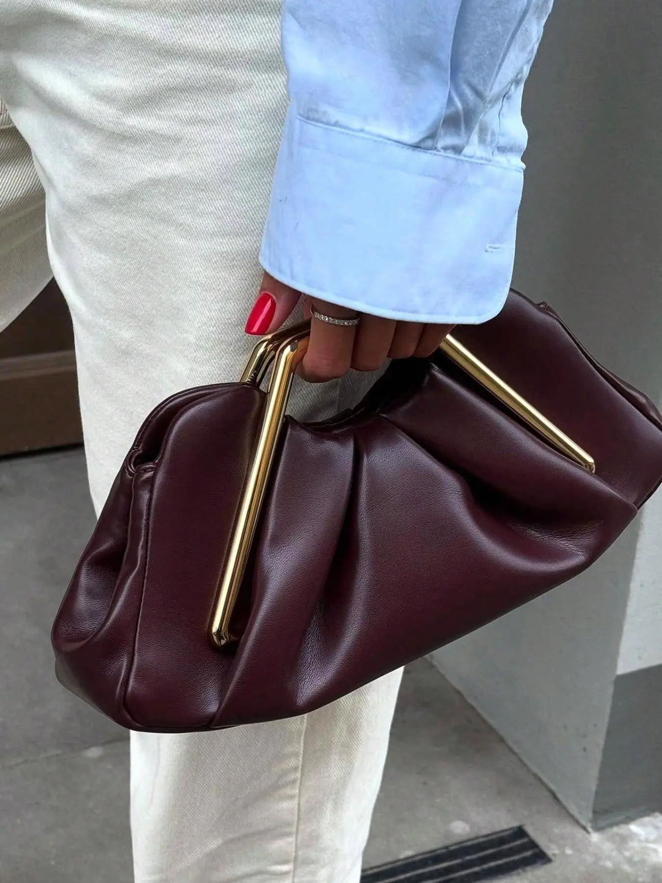 A niche design lightweight luxury high-end handbag, exquisite and soft pleated design cloud bag, small and easy to carry, Daily Use Handbag, accommodating personal items, suitable for daily commuting, dinners, parties, and gatherings, Daily Commuter Bag
