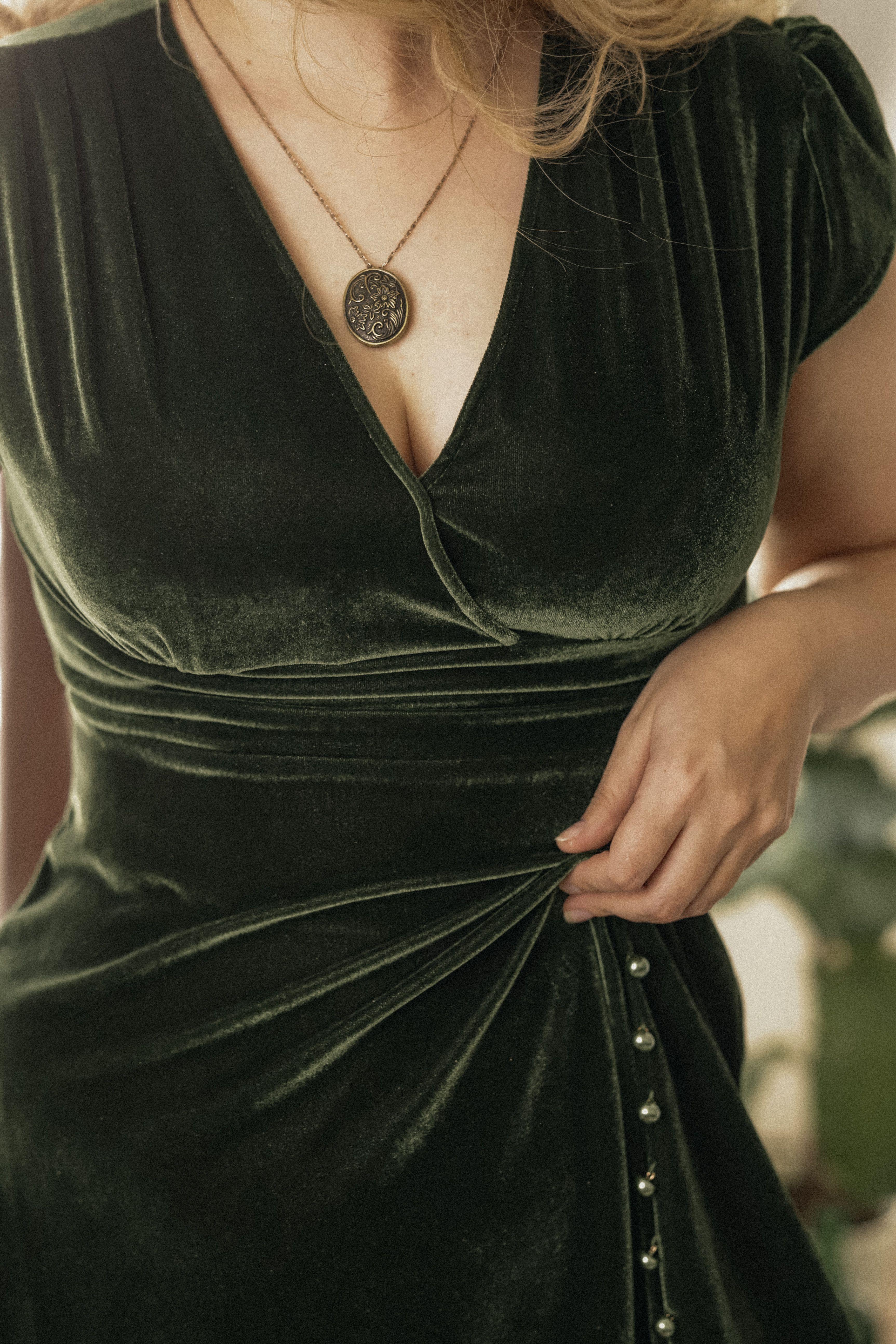 1940s Deep V-Neck Pearl Velvet Dress with Fur Buttons Vintage Casual Polyester Green Womenswear