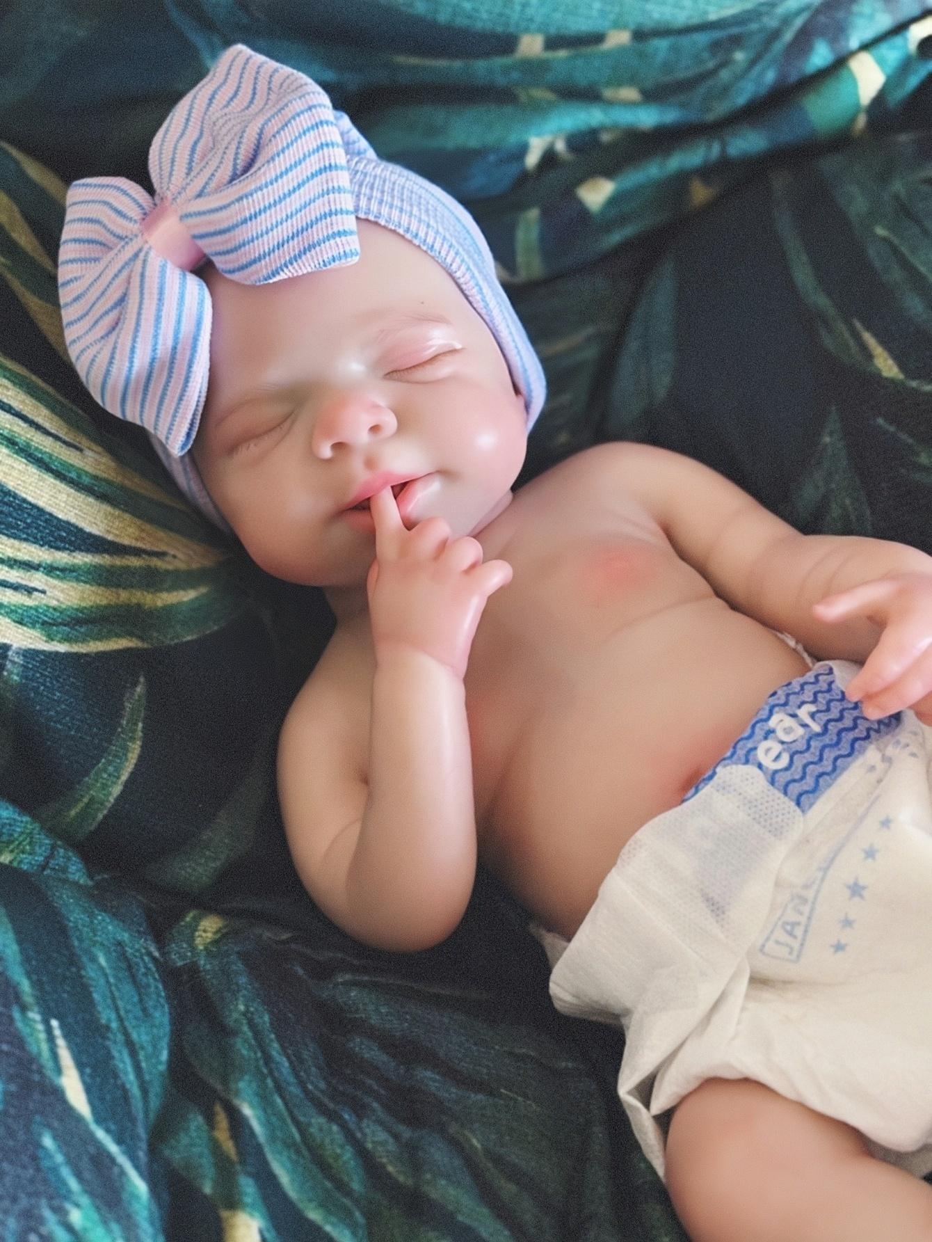 Reborn Doll 18 Inches 45 cm Soft Silicone Lifelike Feel Closed Eye Sleeping Design Newborn Girl Doll with Birth Certificate and Clothing Perfect Gift for Children