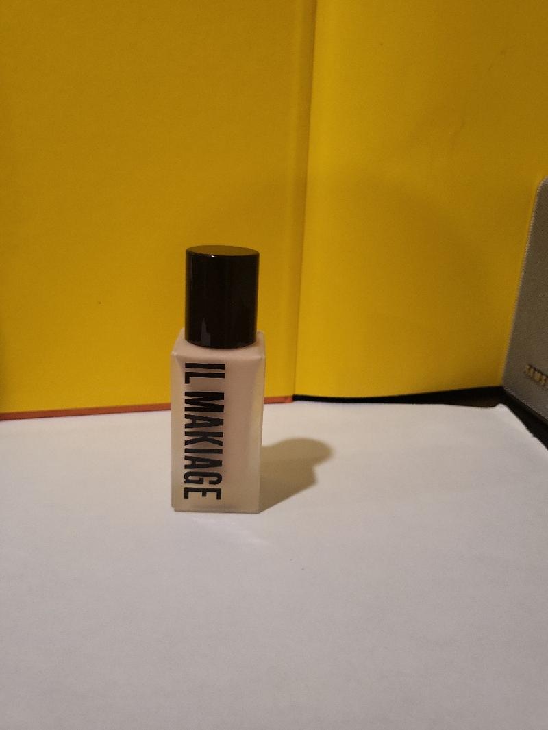 Introducing the IL MAKIAGE Woke Up Like This Flawless Base Foundation - the perfect foundation for a flawless, natural-looking complexion. With 30 ML of product and shade 10, this foundation is ideal for those with light to medium skin tones. Lightweight