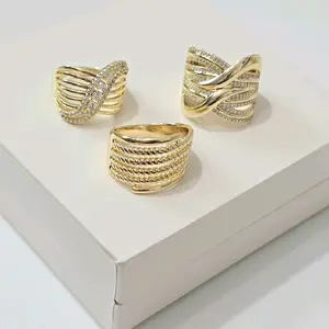 Anillo Dorado Bandas Caladas con Franja de Circonias Elegante y Brillante