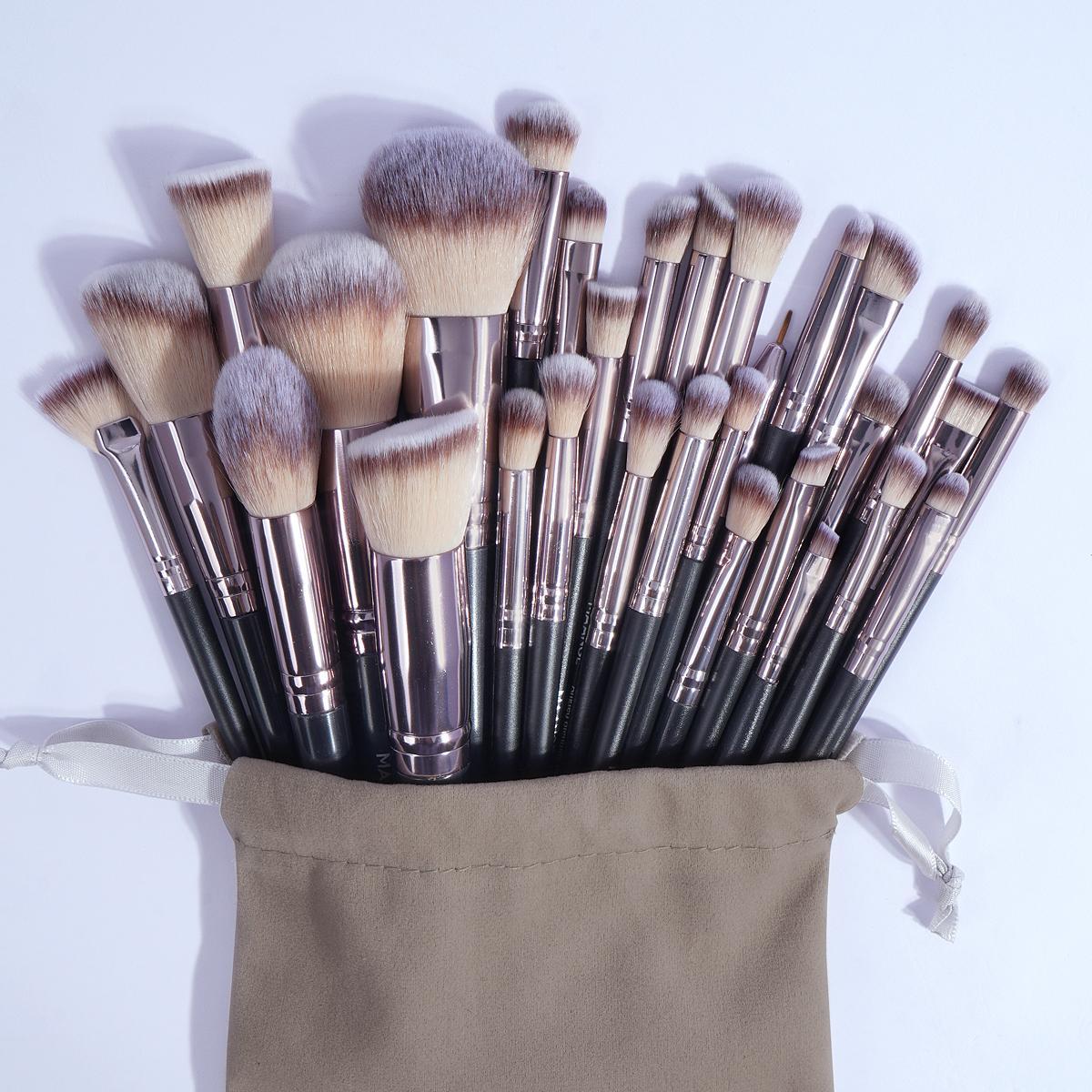 MAANGE Makeup Brush Set with Storage Bag, 30pcs/set Versatile Soft Makeup Brushes for Foundation,Blush, Lip Balm, Brushes with Soft Bristles &Comfortable Grip, Gifts for Girl, Easy Handling, Makeup Brushes Set, Beauty Tools, Trending Products
