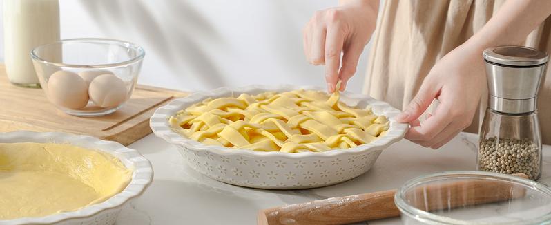 MALACASA 9 Inch Pie Pan, Embossed Deep Dish Pie Plate for Baking, Quiche, and Apple Pie, 45 OZ Round Fluted Dish Safe for Oven Use, Series Lydia Winter Holiday