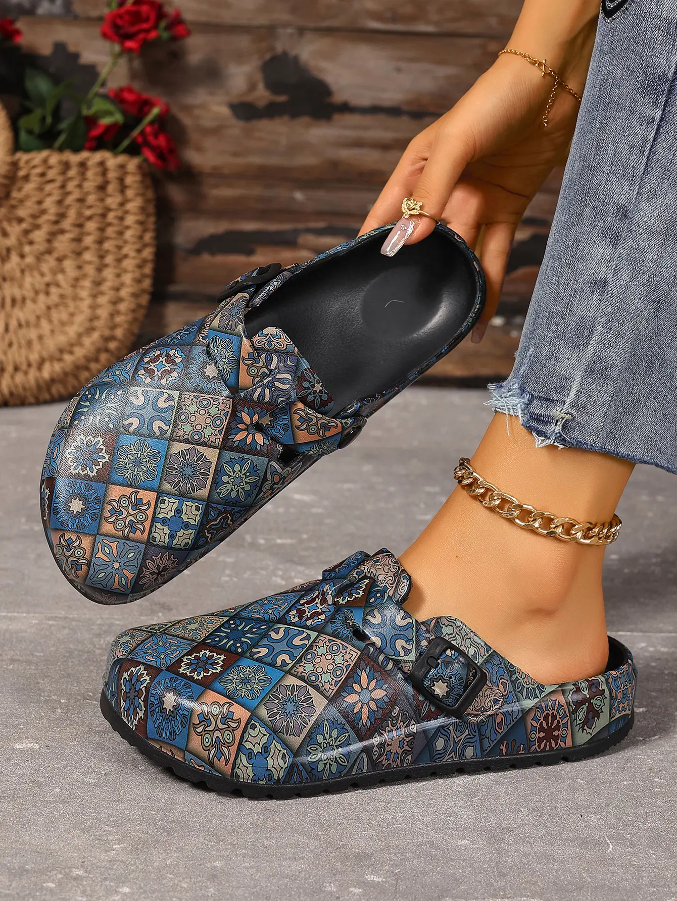 Women’s fashion mules with a Bohemian patterned print design—made from soft, durable EVA material, featuring an adjustable buckle; closed-toe shoes for all seasons, comfortable to wear, suitable for everyday wear, outdoor activities, light travel, gardeni