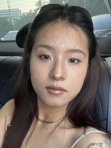 Image of the host before using the eyelash serum