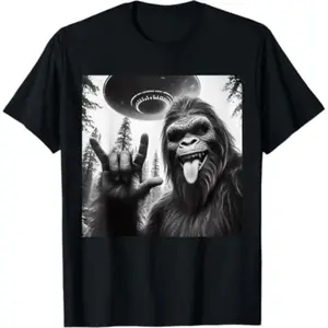 Funny Sasquatch Bigfoot Rock On Selfie With UFO Alien T-Shirt  Golf Gift T-Shirt For Men and Women