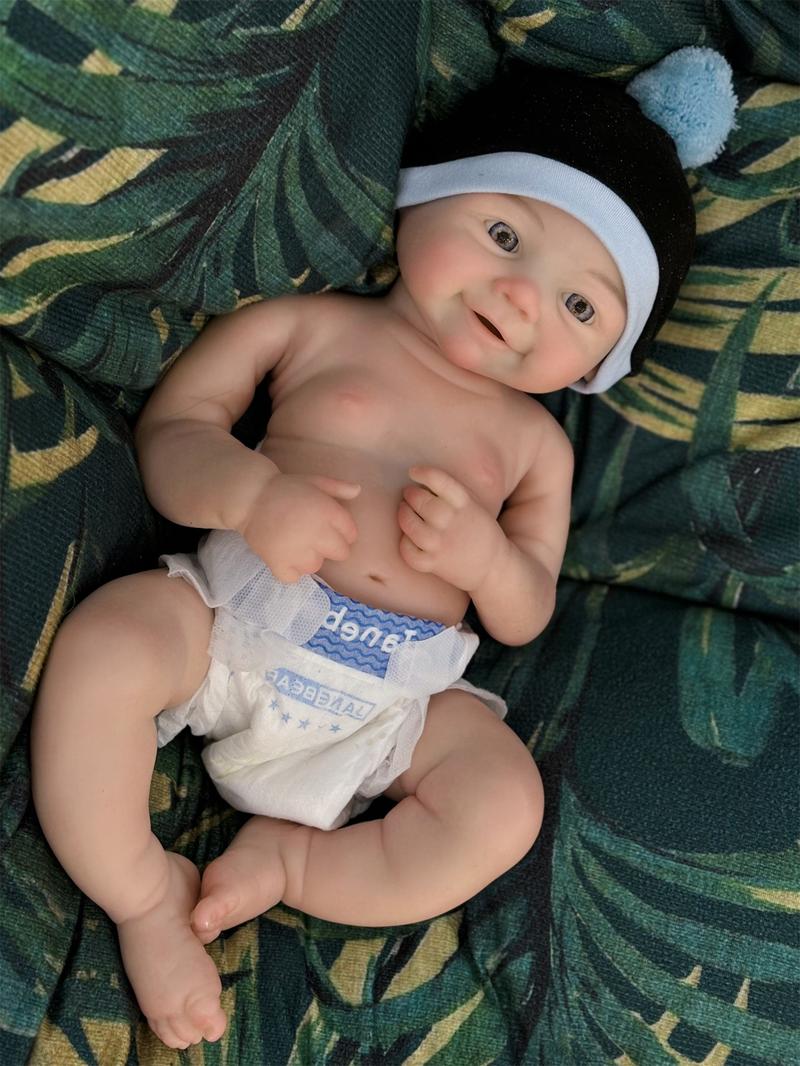 Reborn doll, 18 inches/45 cm tall, made of soft silicone for a lifelike feel; closed-eye sleeping design; newborn girl doll that appears brand new. Comes with a birth certificate and clothing—the perfect gift for a child.