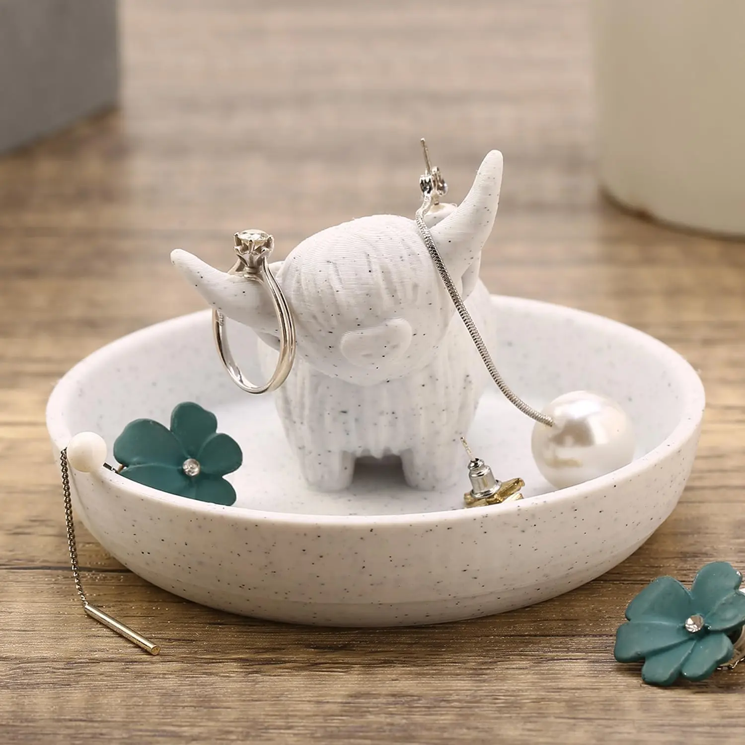 Polished 3D Printed Highland Cow Plastic Ring Holder - Round Dish with Compartments, Modern Portable Home Organizer for Bathroom, Farmhouse-Bohemian Decor, Gift for Women Animal Lovers (Mother’s Day, Anniversaries)