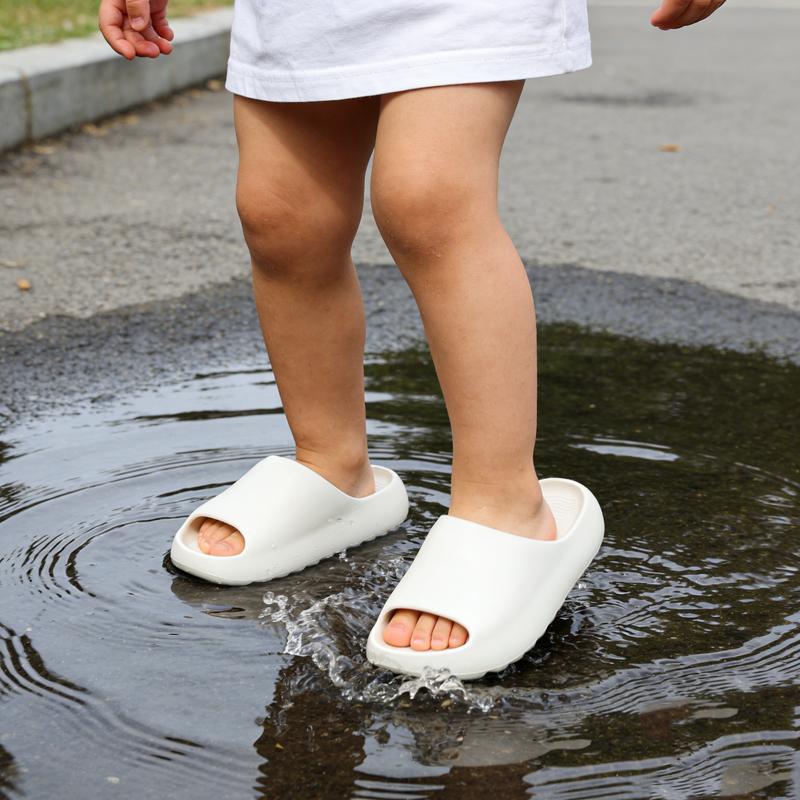 Lumubby Cloud Slides for Kids Lightweight Non-Slip EVA Pillow Slippers Open Toe Comfy Toddler Boys Girls Indoor Outdoor Beach Pool Slippers with Wave-Shaped Anti-Skid Sole