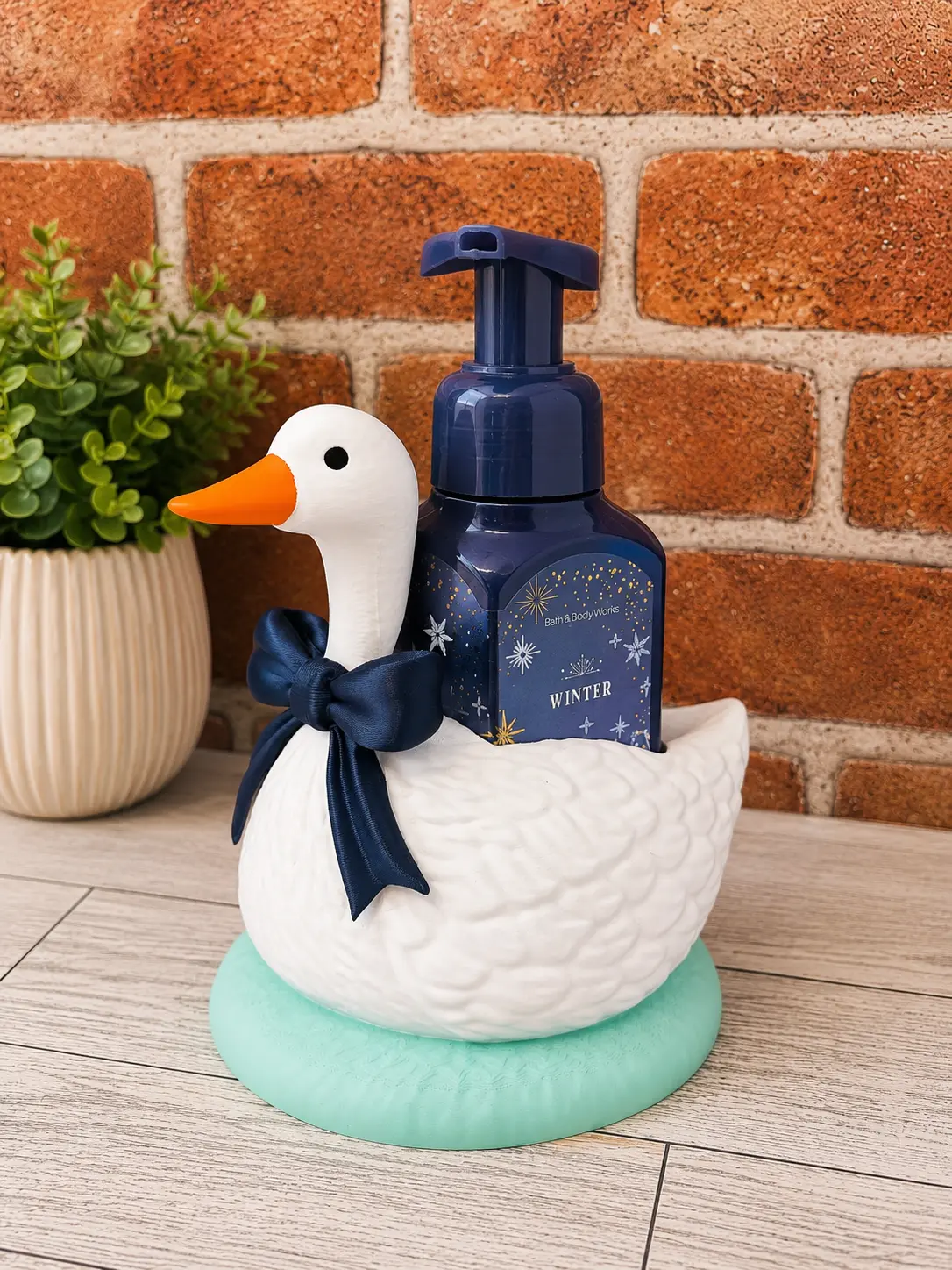 Goose-Themed Decorative Foaming Soap Dispenser Holder with Bow, Lightweight Organiser for Bottles, Farmhouse Kitchen Sink Decor, Home Bathroom Gift