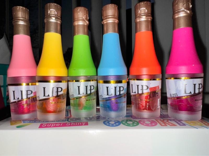 Mystery Makeup Box with 1 Big Eyeshadow Palette - Includes Lip Gloss, Makeup Bag, Coin Purse, Ponytail Holders & Hair Clips - Lipgloss bundles Live