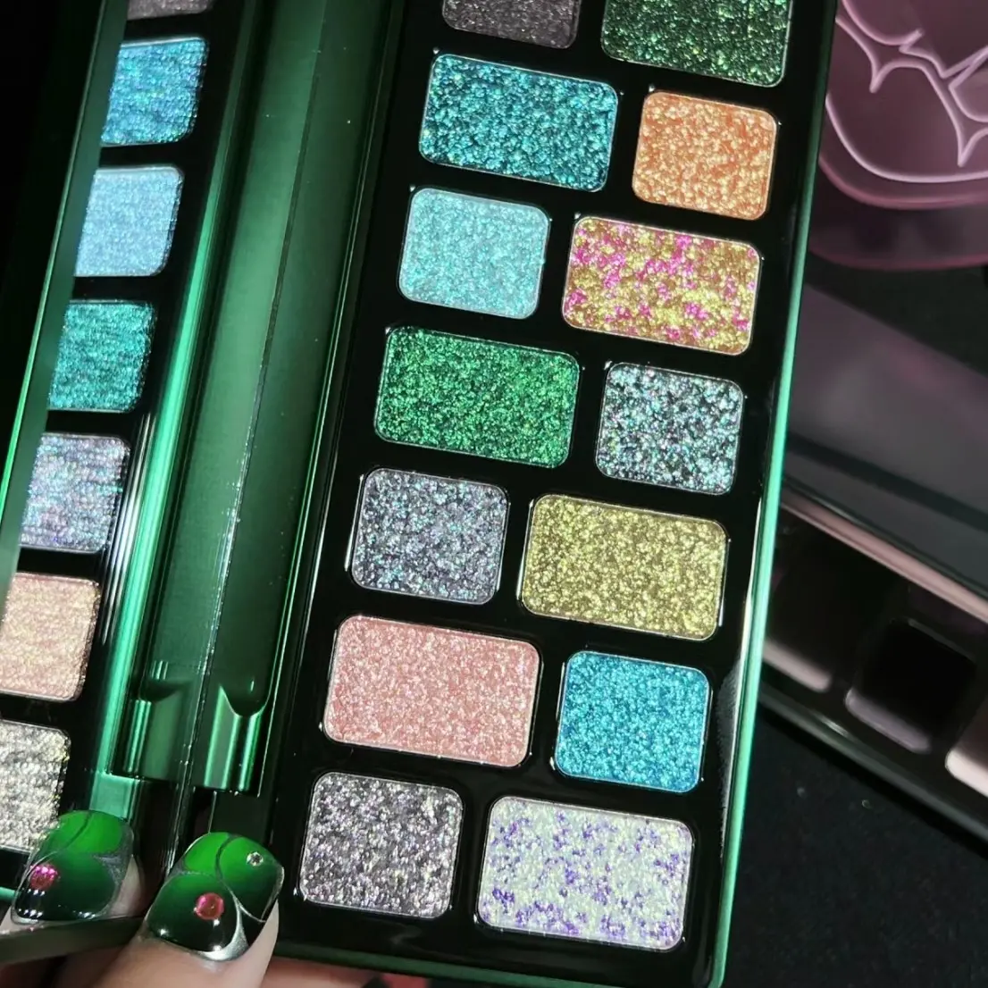Cheeryep 16 Color Eyeshadow Palette, Shimmering Eyeshadow Palette, Glitter Eyeshadows, Cosmetic Eyeshadow, Stage Cosplay Makeup, Smokey Eye Look, Chameleon Effect, Long-Lasting Wear Eyemakeup