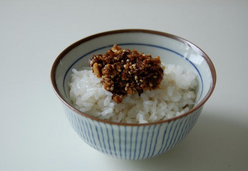 S&B Umami Topping Crunchy Garlic with Chili Oil, Mild and Spicy Flavor – 3.88 oz, Savory Umami Chili Oil Sauce Made in Japan Ramen Sushi