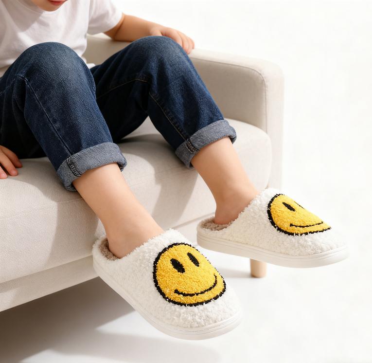 Lumubby Cute Smile Face Plush Slipper Warm Winter Fleece Home Slip-on Shoes for Boys Girls Super Soft Cotton Cartoon Design Breathable Cozy Thickened Memory Foam Ultra Comfortable Lining