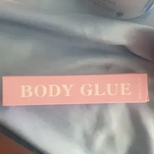 Body Adhesive 20ml - Body Glue Long-lasting adhesion, waterproof & sweat-resistant. Easy to remove without residue. Ideal for women's strap dresses, bikinis & other garments as a body adhesive  Bra Womenswear Fashion Clothes