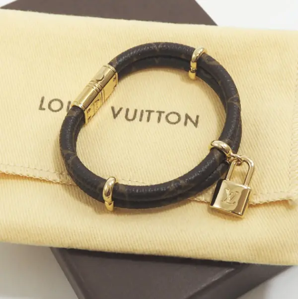 Pre-owned Louis Vuitton Leather Bracelet with Padlock Charm J8061709