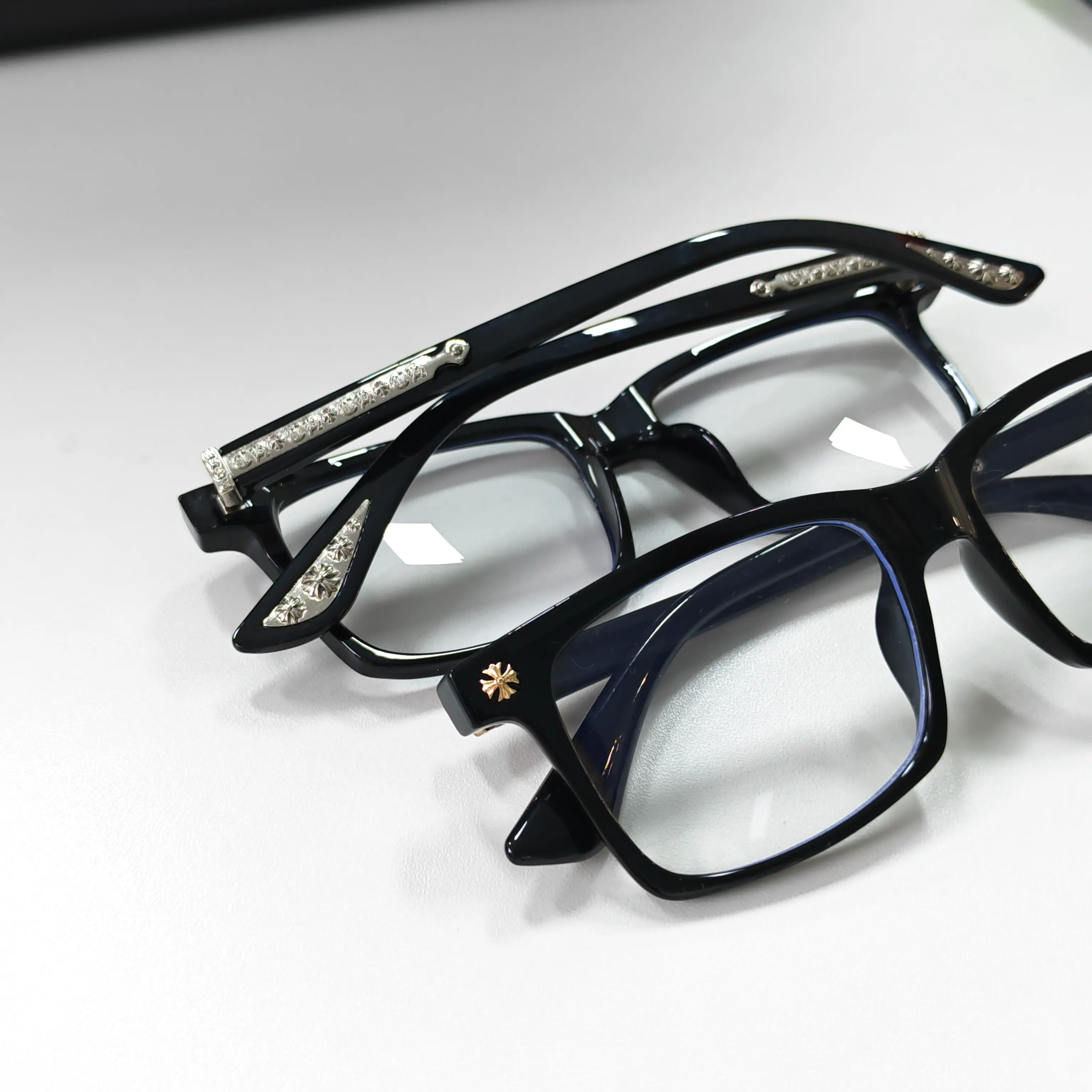 Vintage Square-Frame Smart Glasses, Trendy Black Eyewear with Gold Side Details, Lightweight Clear-Lens Accessory for Adults