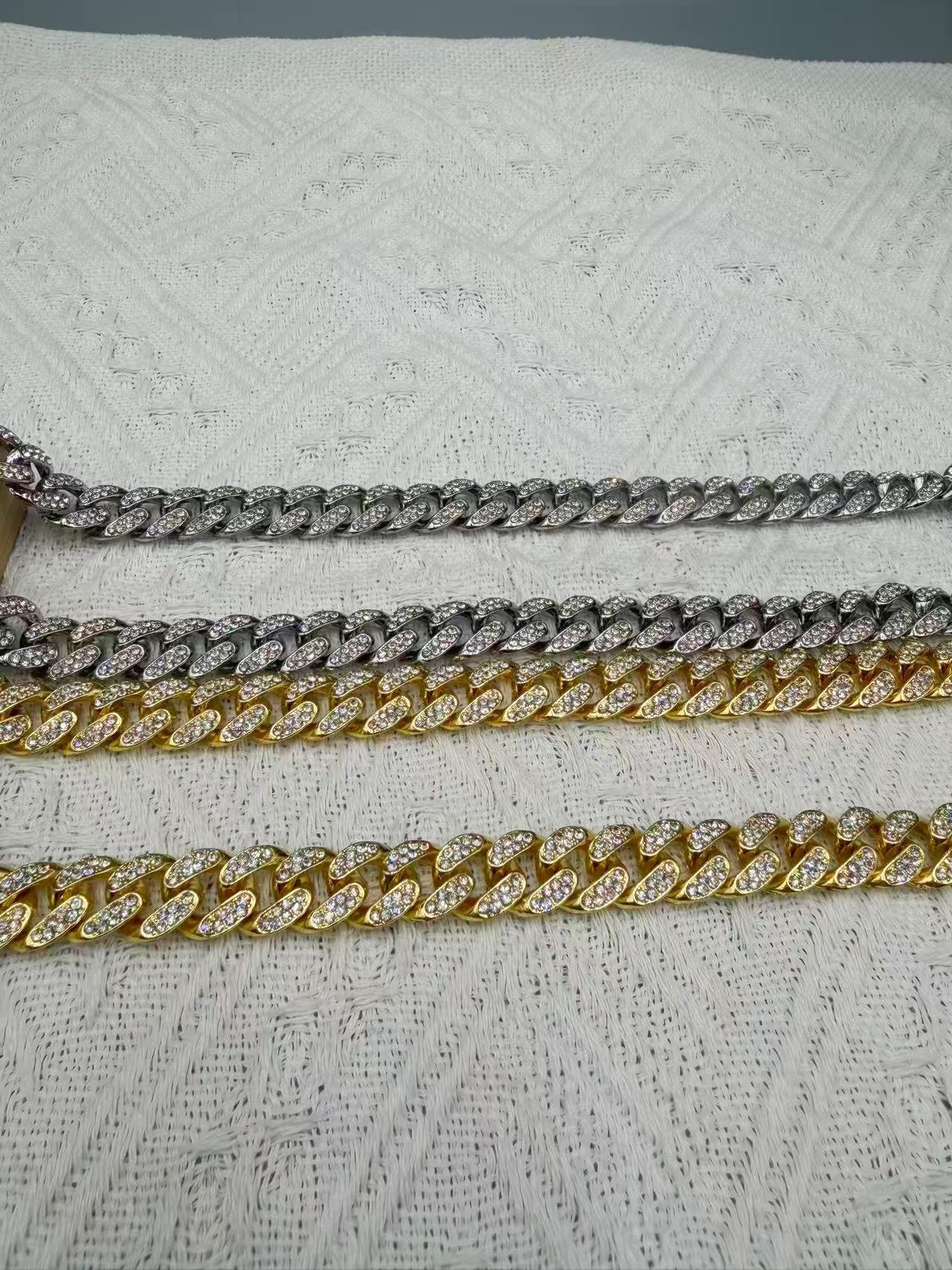 QGANCLE Hip-hop style Cuban chain pendant necklace - personalized men's necklace - an excellent gift for your boyfriend. Universal design for both men and women. Personalized droplet pendant necklace with personalized pendant.