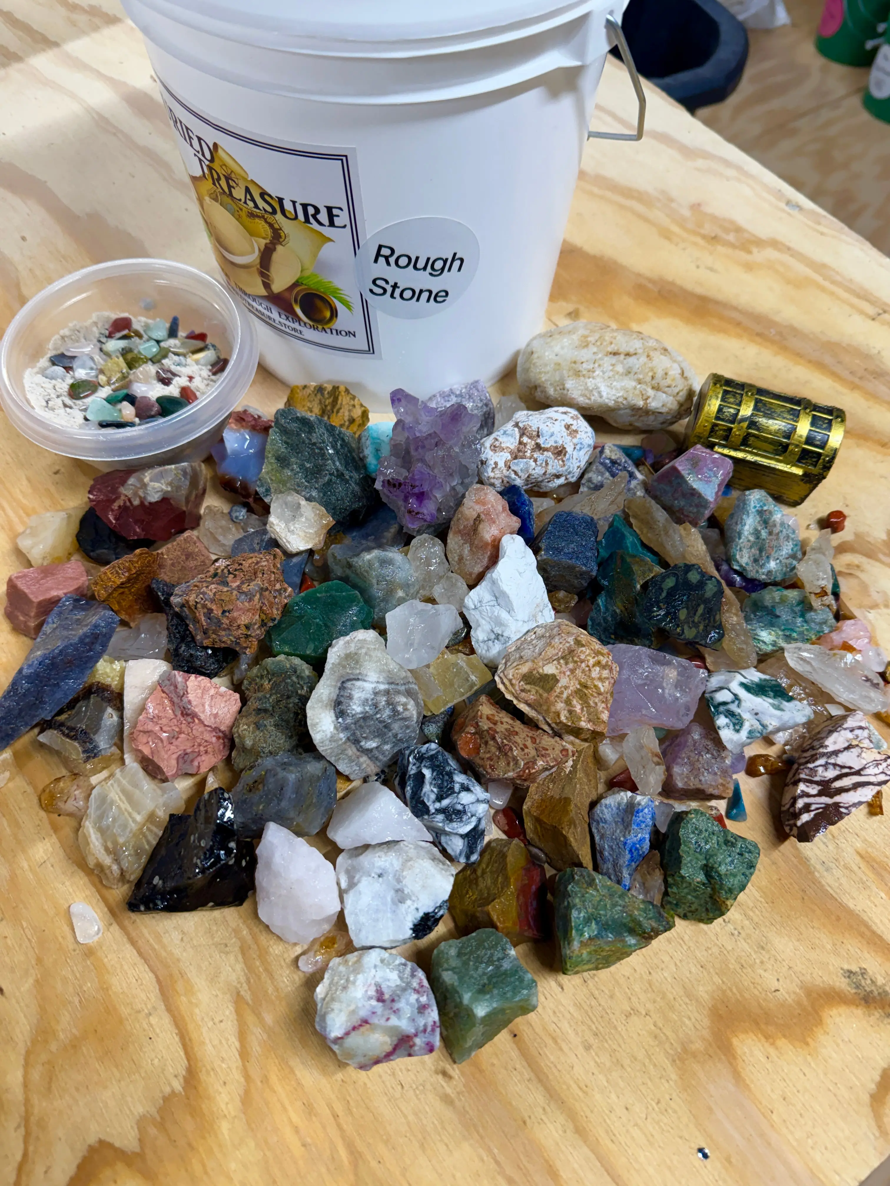 1 GALLON NATURAL CRYSTAL ROUGH STONE MINING BUCKET 1 GALLON NATURAL CRYSTAL ROUGH STONE MINING BUCKET