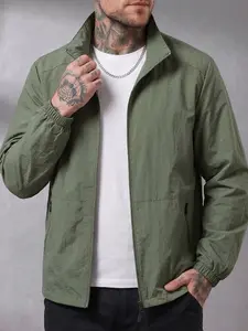 Men’s plus-size minimalist waterproof windproof jacket with a stand collar, casual long sleeves for outdoor sports, zippered pockets, all-season men’s wear, men’s series, zippered pockets