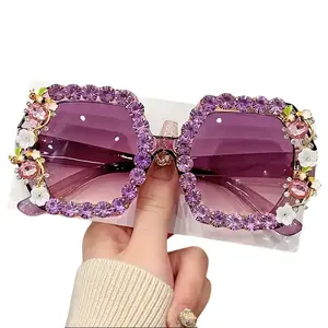 Gradient sunglasses with rhinestone floral design — anti-glare, lightweight, non-nasal bridge pressure. Perfect for beach vacations and street snaps, delivering maximum visual impact.
