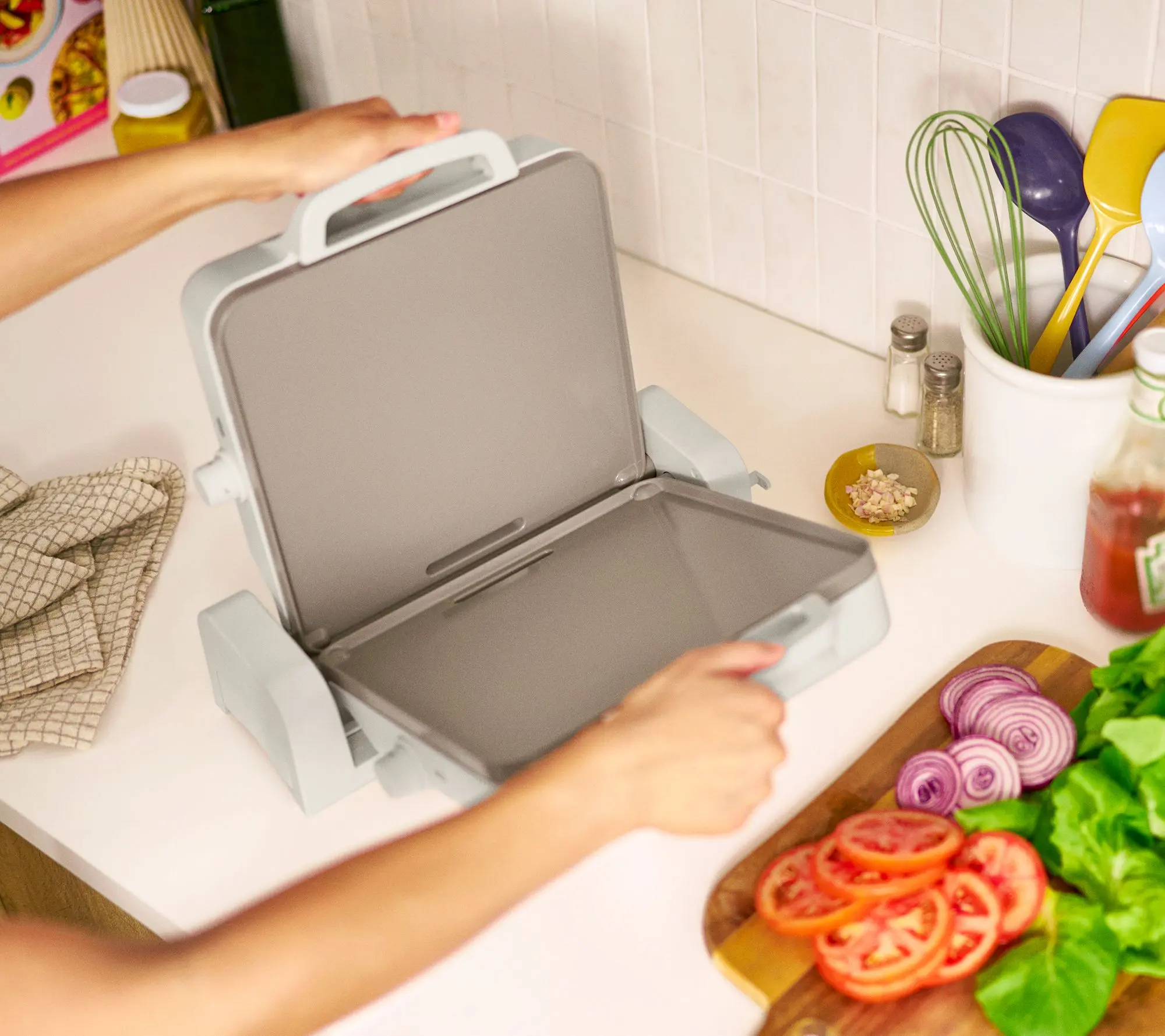 Bella 10" x 20" Ceramic Fold-n -Store Dual Tem p Griddle