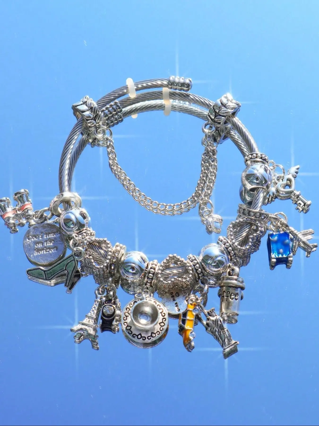 1Pcs Travel Series Charm Bracelet, Vintage Pendant Bracelet with Coffee Suitcase Charm, Adjustable Classic Fashion Gift for Friends, Stackable Alloy Chain Bracelet