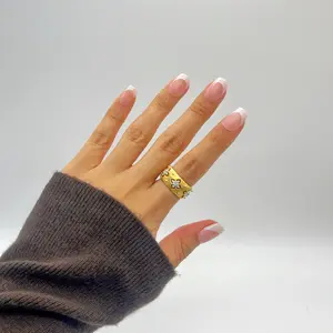 Versatile nude-colored classic French press-on nails | Comes with a complete tool kit |  Even those with clumsy hands can become a nail artist instantly!