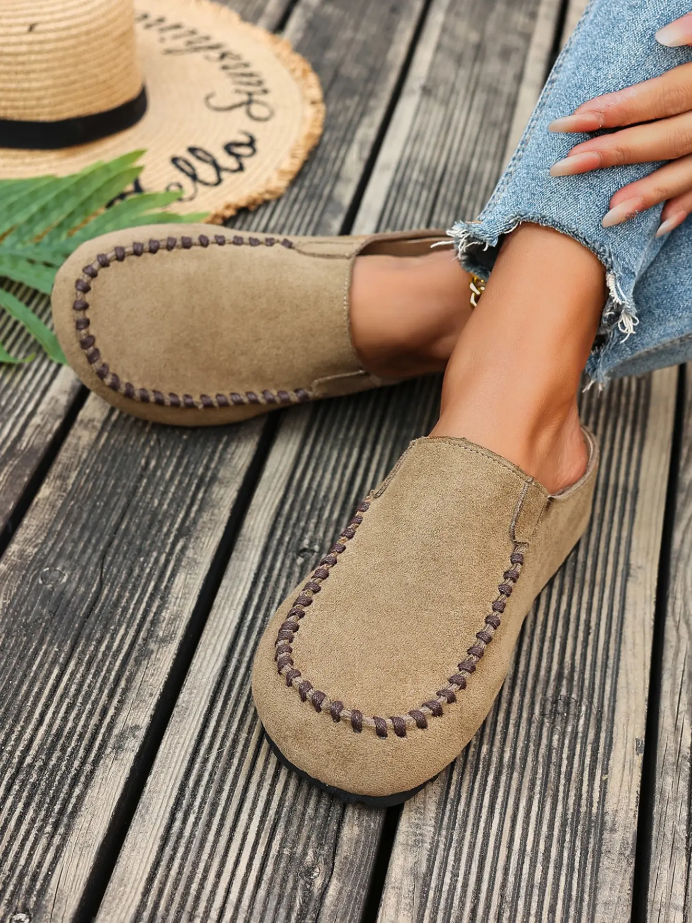 Women's Fashion Flat Streetwear Mules, Clogs Mules, Casual Shoes Clogs, Slip-On Low Heel Walking Shoes, Closed Toe Design, Comfortable & Stylish Footwear for Daily Wear, Mule Flats