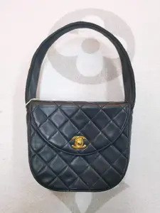 Pre-owned CHANEL Lambskin Shoulder Bags Black Quilted Shoulder Bag with Gold Hardware