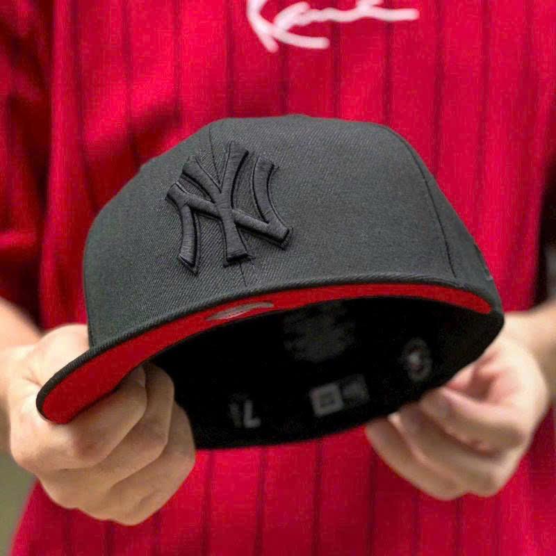 MLB New Era NY Yankees Premium Black Red Snapback Baseball Cap, Raised Black On Black NY Logo, Red Undervisor, Flat Brim Streetwear Style, Adjustable Fit, Gorras De Béisbol Para Hombres