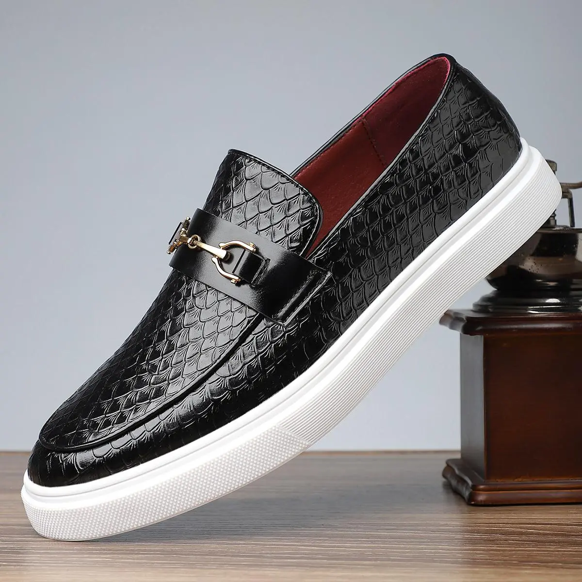 New men's business dress shoes, casual loafers, with metal buckle design and stylish texture, are suitable for business occasions and gatherings with friends summervibes