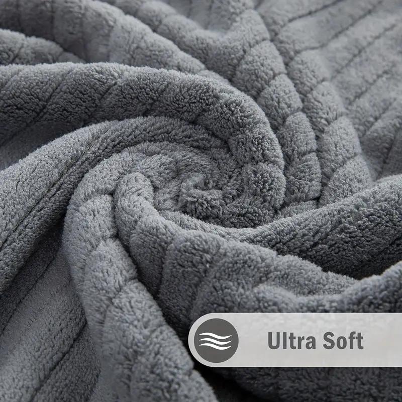 Ultra-soft luxury bath towel, a must-have with thick plush, high water absorption and high gram weight (thick texture). Essential basic item for guest bathrooms, hotels, spas, family bathrooms and showers.