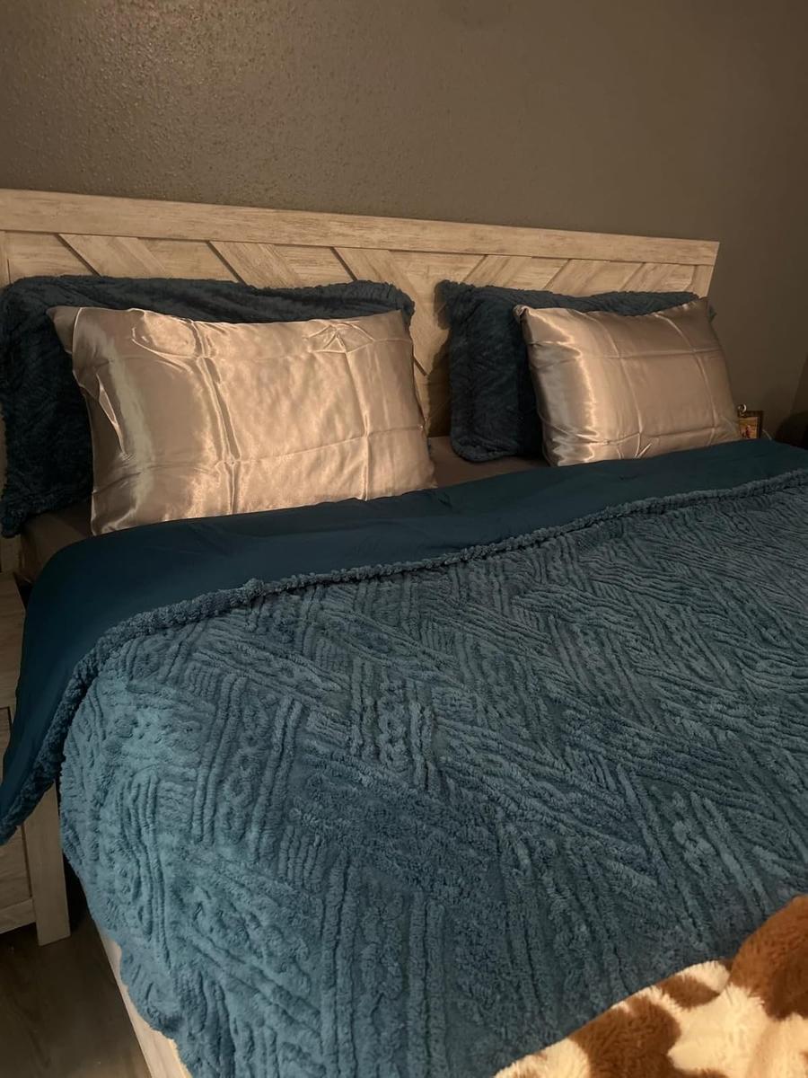 Item: Teal Blue, FUll/Queen